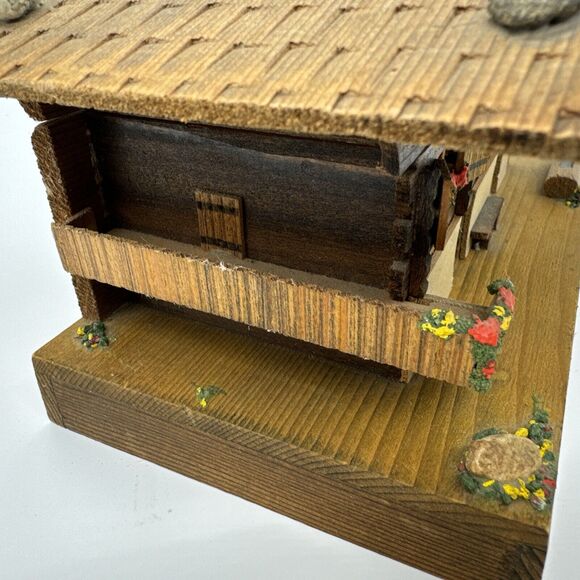 VTG Cuendet SWITZERLAND MUSICAL BOX SHALET “Love Story 7.25"x4.75"‎ WOOD - Picture 8 of 14